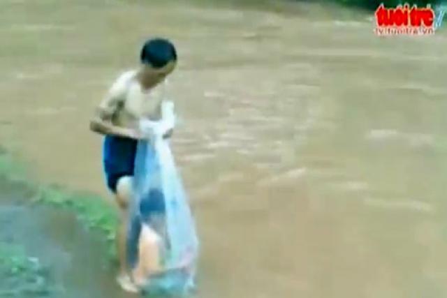 Vietanam: El transportador de niños por el río